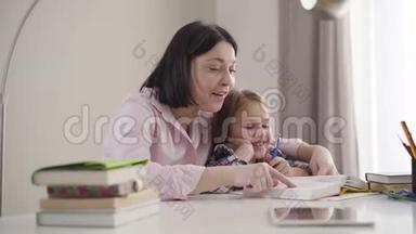 侧面看白种人<strong>母女</strong>在<strong>一起</strong>读书，笑眯眯的.. 快乐的女生读书，快乐的妈妈